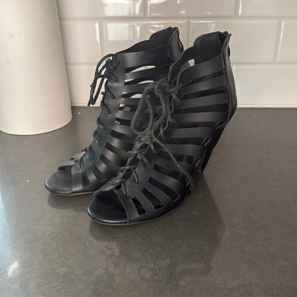 Saddle lace sandal heels size 7